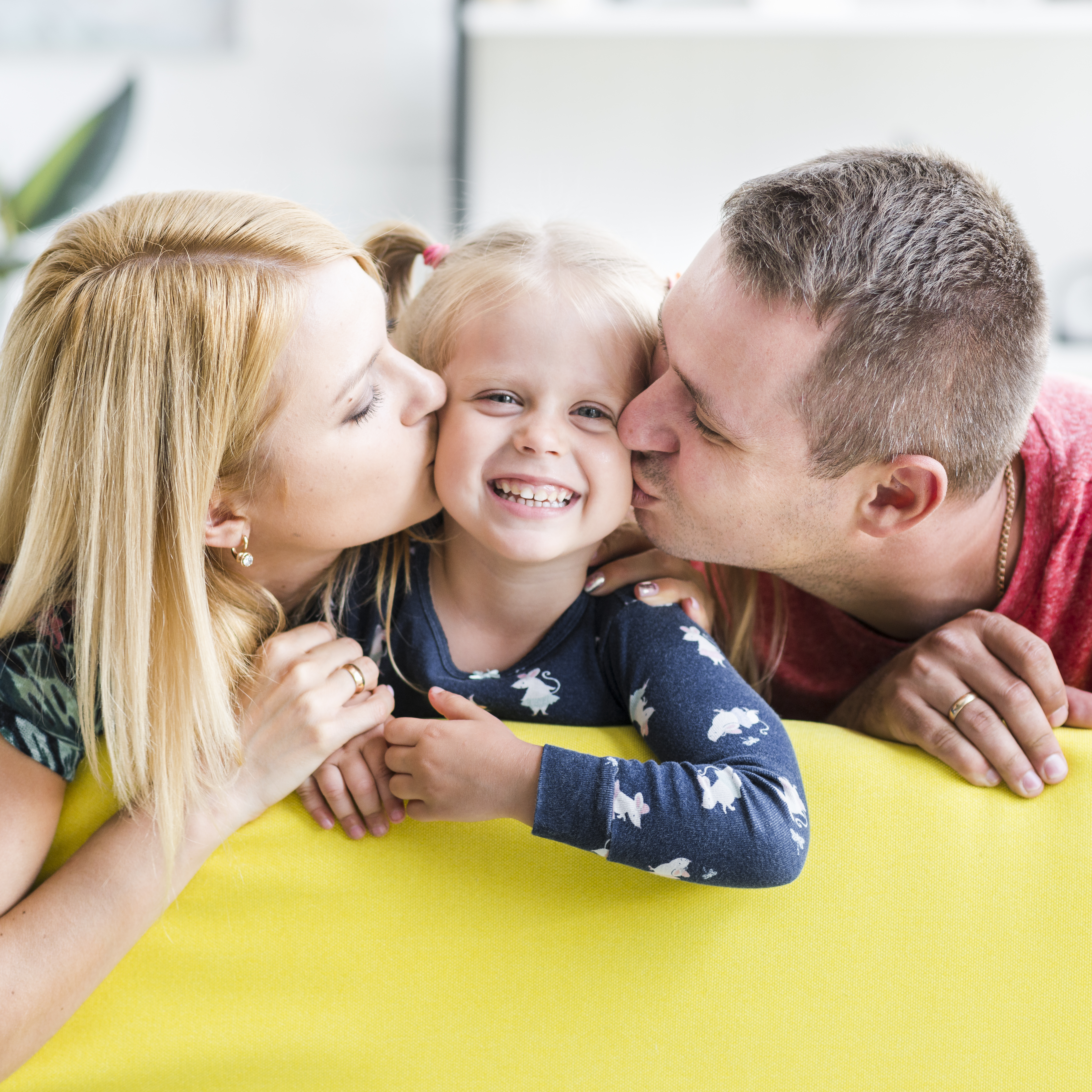 PARENTS KISSING THEIR LITTLE DAUGHTER (1)